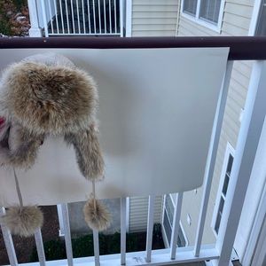 Men’s New Dyed, Full Skin, Coyote Fur. Size Medium.